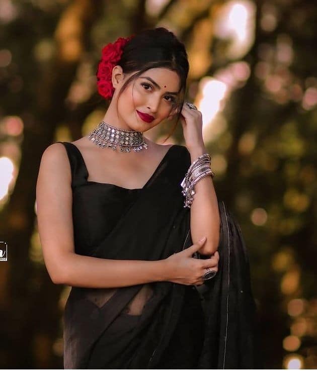 black saree styling tips