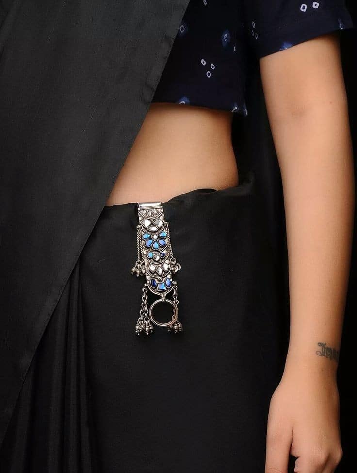 black saree styling tips