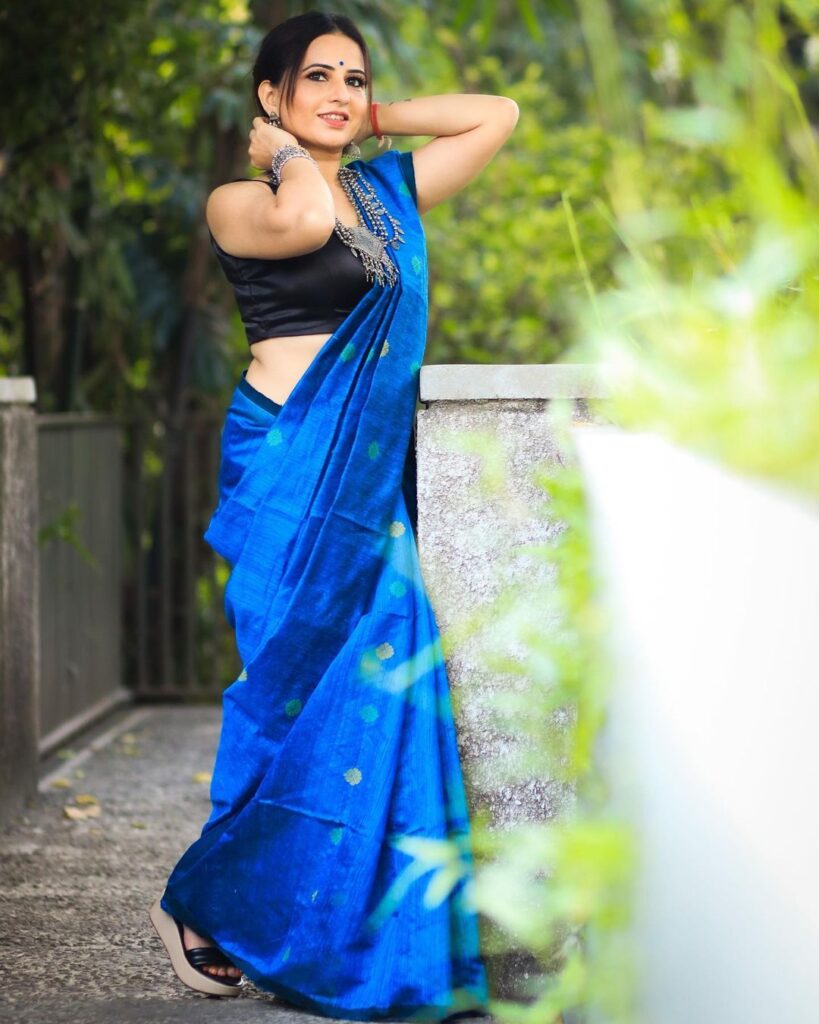 blue saree contrast blouse combination 