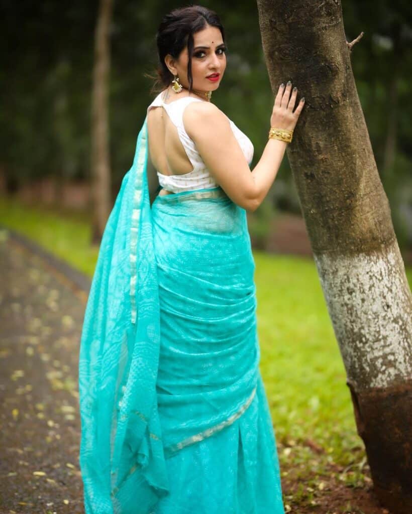 blue saree contrast blouse combination 