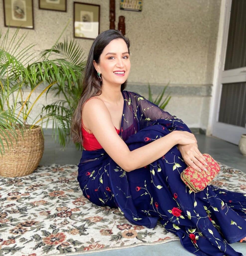 blue saree contrast blouse combination 