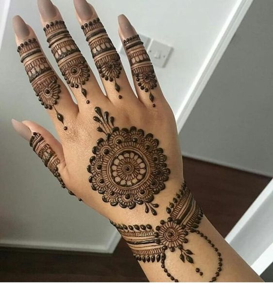 20 Simple Circle Mehndi Designs That We Are In Awe Of