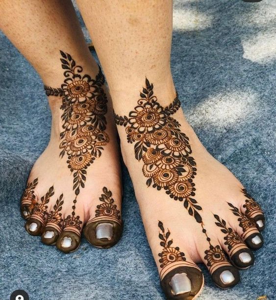 24+ Latest Mehndi Designs For Legs 2023 - Contemporary Chevron Mehndi leg mehndi design