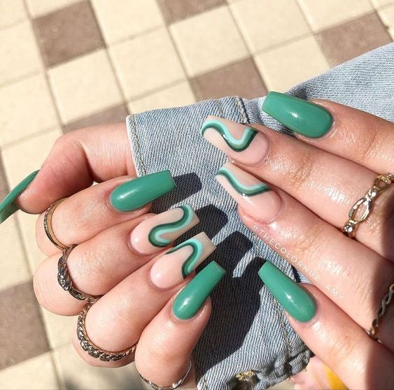 20+ Stunning Squiggle Nail Design Ideas 2023