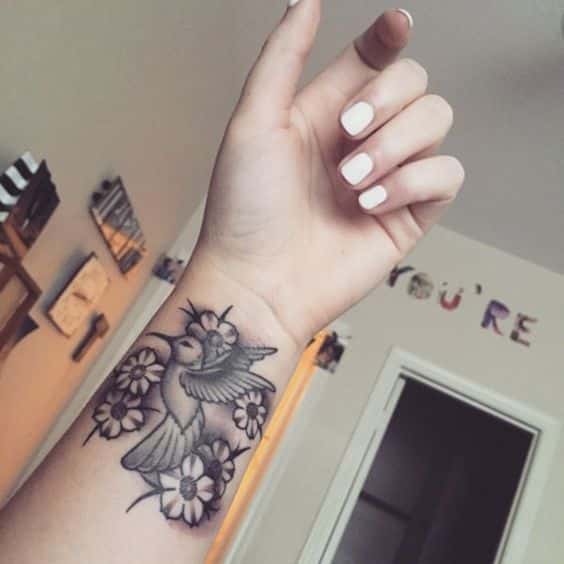 60+ Beautiful Wrist Female Tattoo Designs 2023