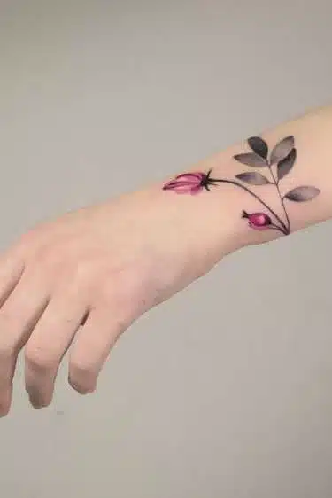 60+ Beautiful Wrist Female Tattoo Designs 2023
