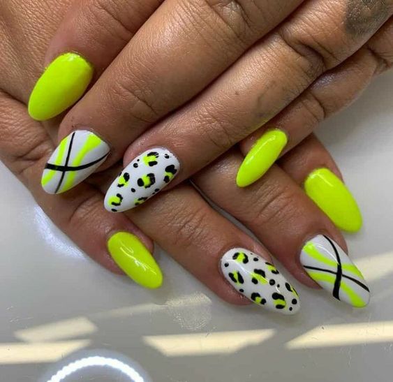 30+ Amazing Neon Yellow Nail Designs 2023