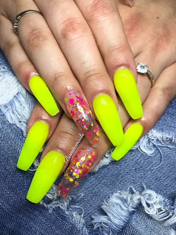 30+ Amazing Neon Yellow Nail Designs 2023