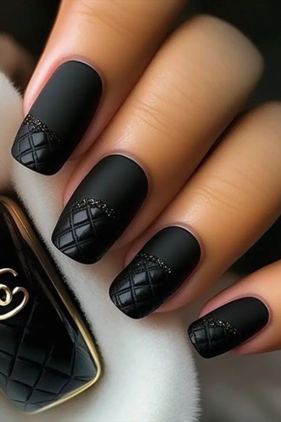 50+ Beautiful Dark Nail Designs 2023