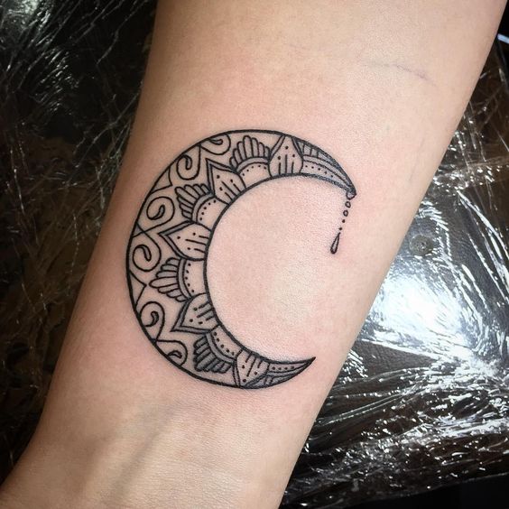50+ Beautiful Simple Moon Tattoo Designs 2023