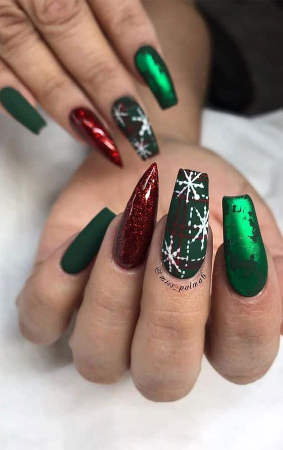 60+ Gorgeous Green Christmas Nails