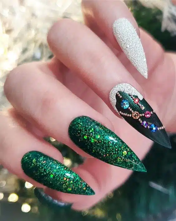 60+ Gorgeous Green Christmas Nails