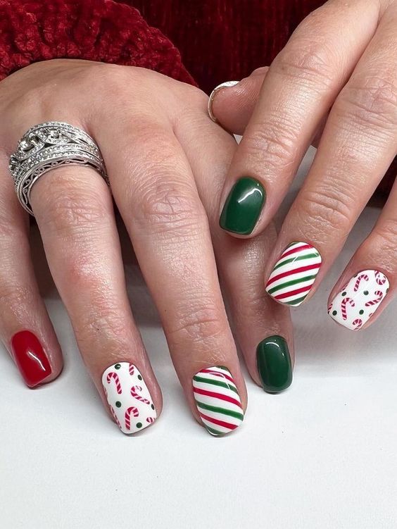 51+ Trendy Short Christmas Nails