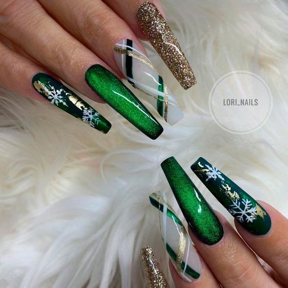 60+ Gorgeous Green Christmas Nails