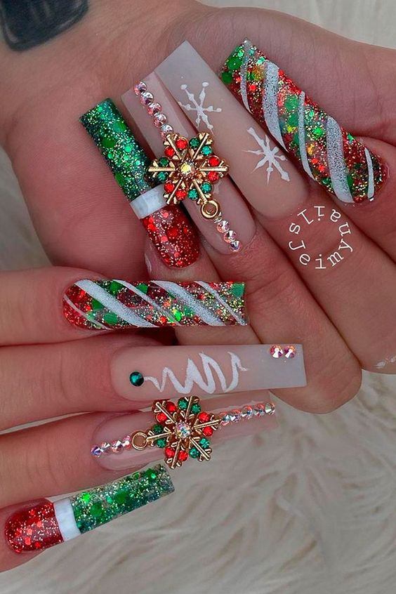 60+ Gorgeous Green Christmas Nails