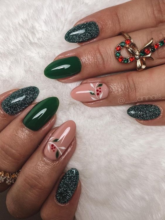 60+ Gorgeous Green Christmas Nails