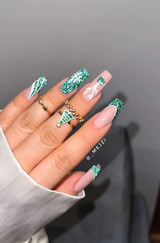 60+ Gorgeous Green Christmas Nails