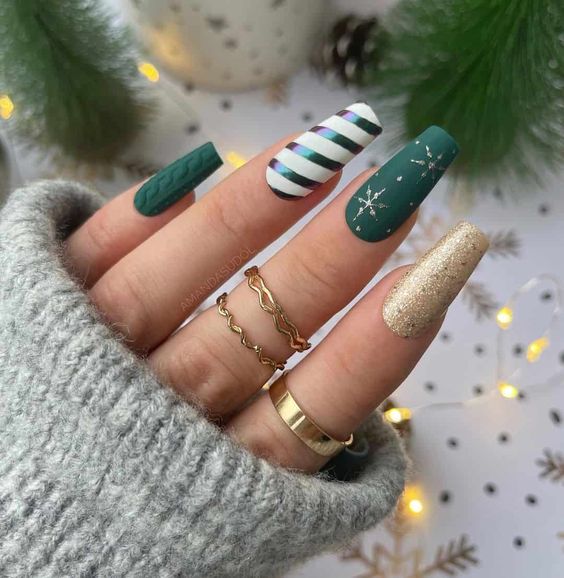 60+ Gorgeous Green Christmas Nails