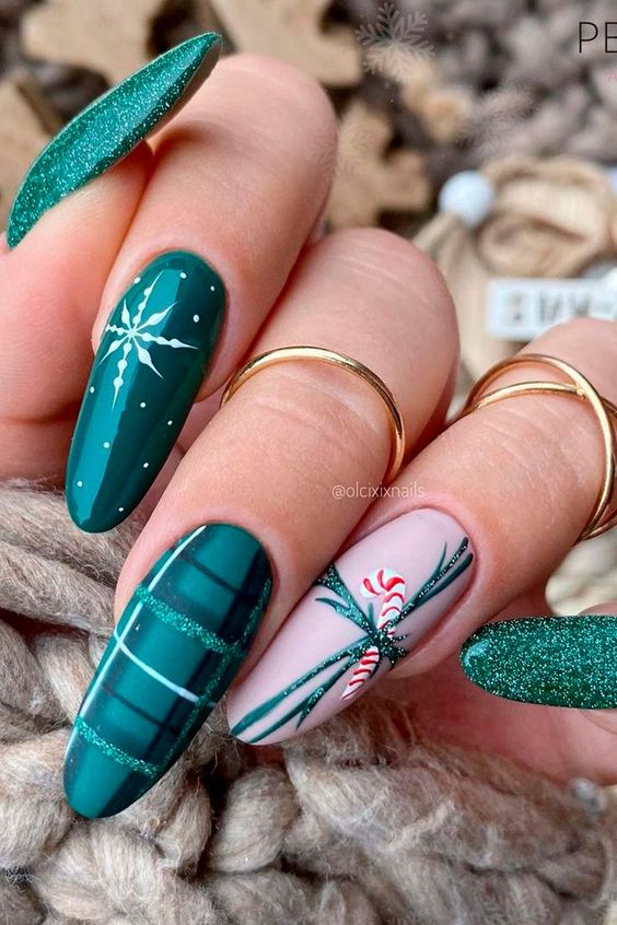 60+ Gorgeous Green Christmas Nails