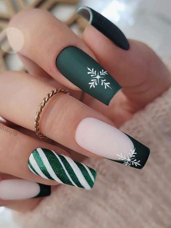 60+ Gorgeous Green Christmas Nails