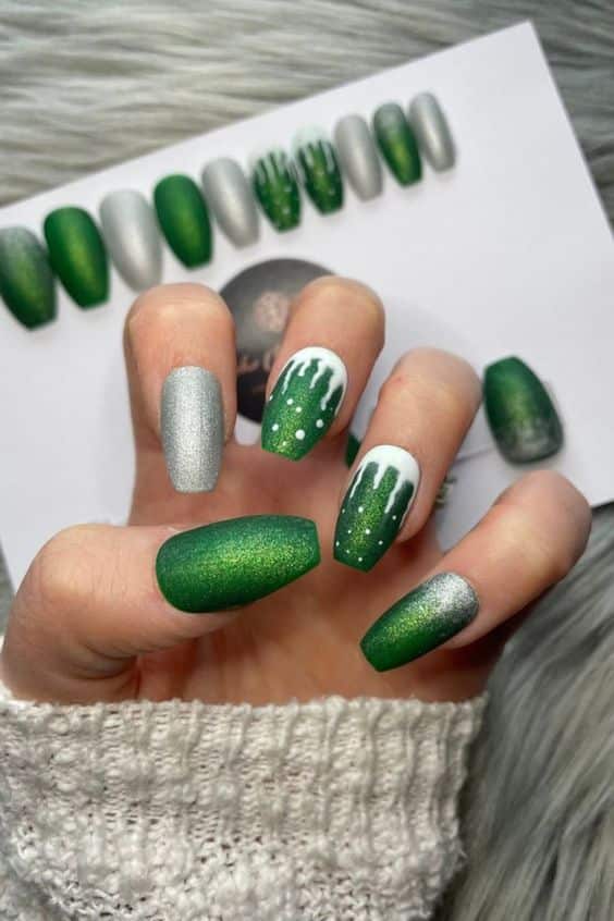 60+ Gorgeous Green Christmas Nails