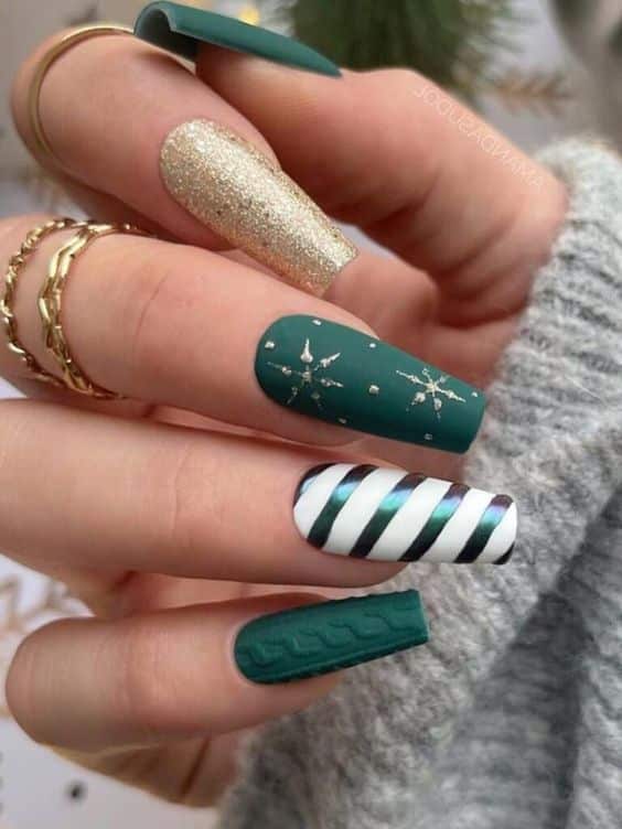 60+ Gorgeous Green Christmas Nails