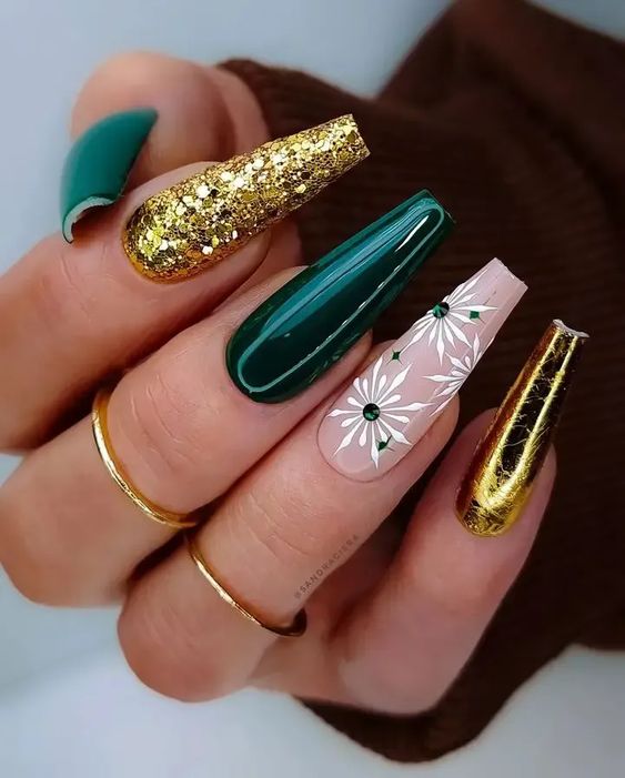 60+ Gorgeous Green Christmas Nails