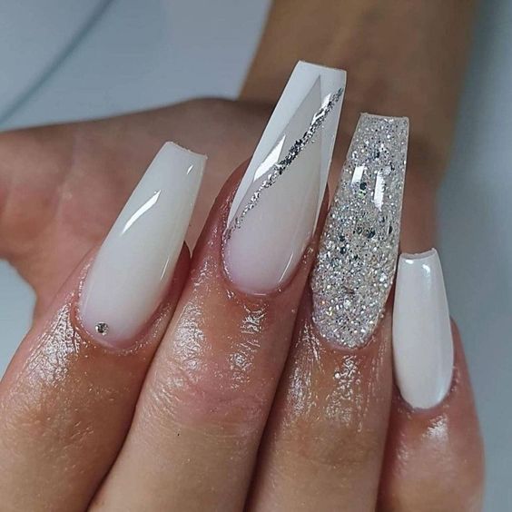 30+ Superb Silver And White Nail Designs 2024