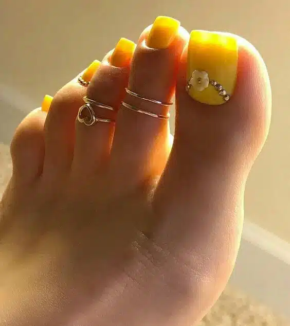 52+ Beautiful Yellow Toe Nail Designs 2024