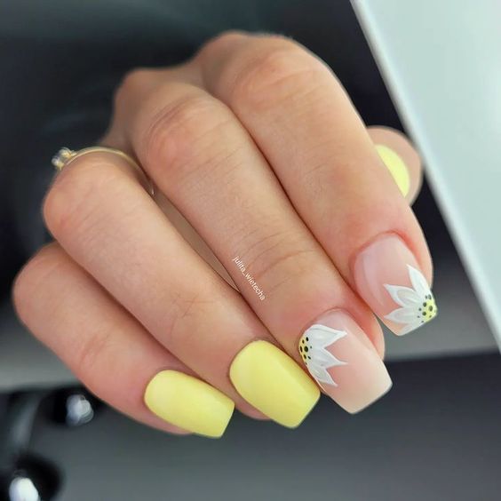 35+ Stylish Summer Yellow Nail Designs 2024