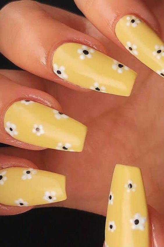 35+ Stylish Summer Yellow Nail Designs 2024