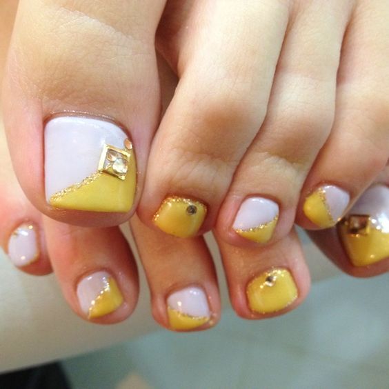 52+ Beautiful Yellow Toe Nail Designs 2024